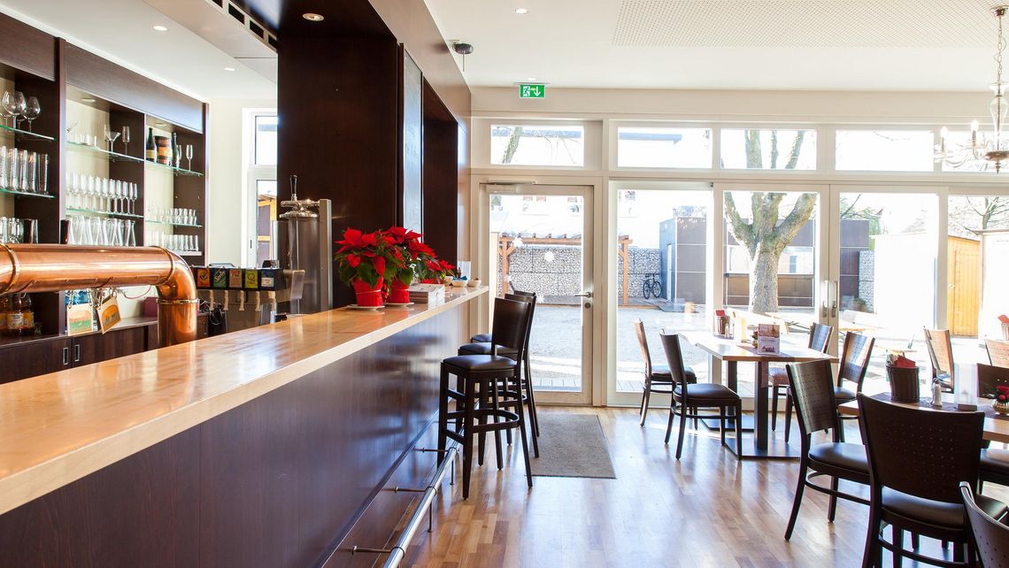 Bar und Sitzgelegenheiten in der Kutscherstube, Blick in den Biergarten